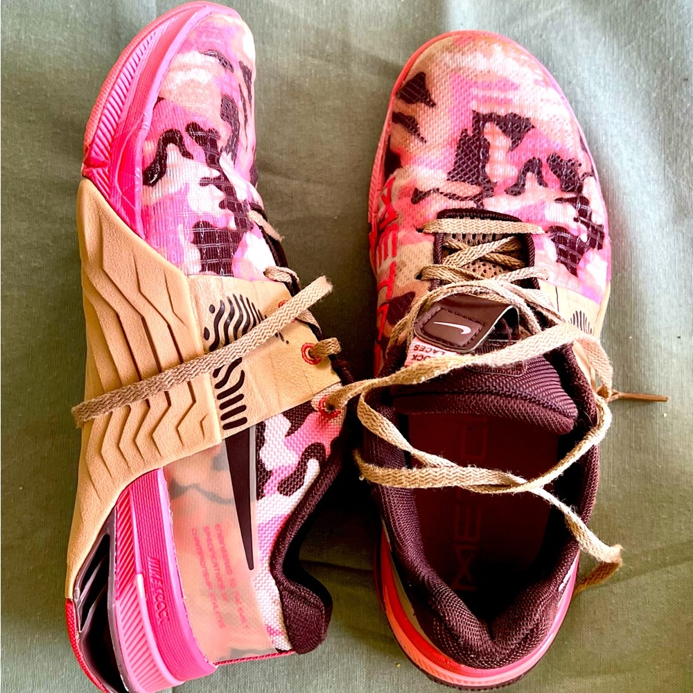 WOMEN'S NIKE METCON 8 AMP.  Size 7
Pink camo
